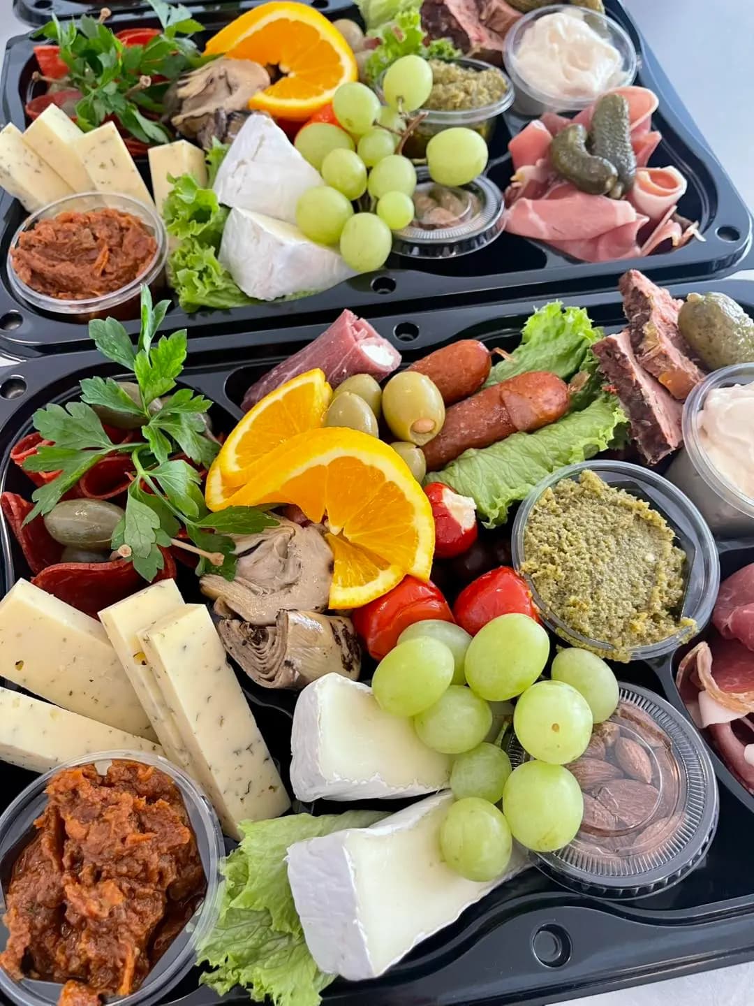 Tapasplanke med oste, charcuteri, frugt og dips