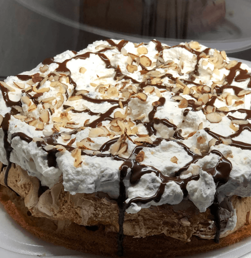 Hjemmelavet kage med fløde, chokolade og mandler