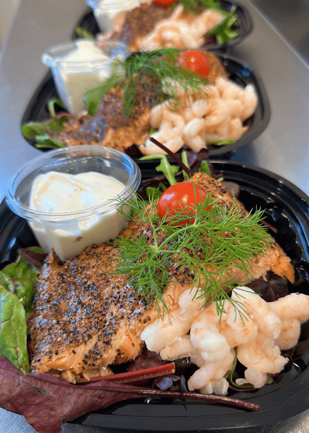 Krydderstegt laks med rejer og friske urter