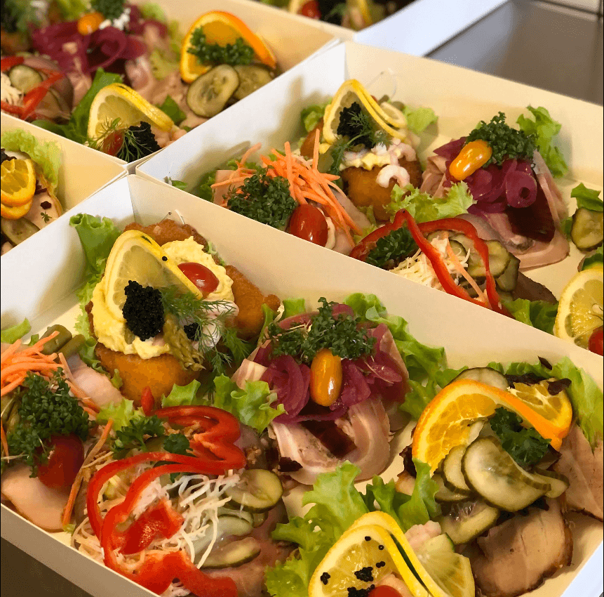Farverige tapas-bokse klar til afhentning